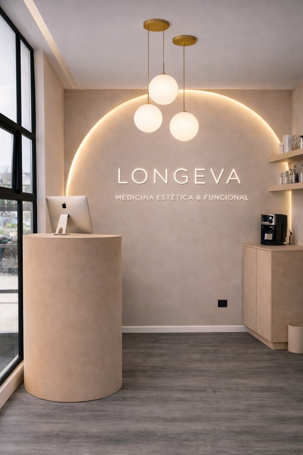 Recepción clínica Longeva — ambiente cálido y profesional